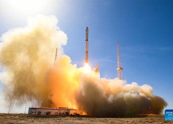 China faz lançamento surpresa de foguete reutilizável